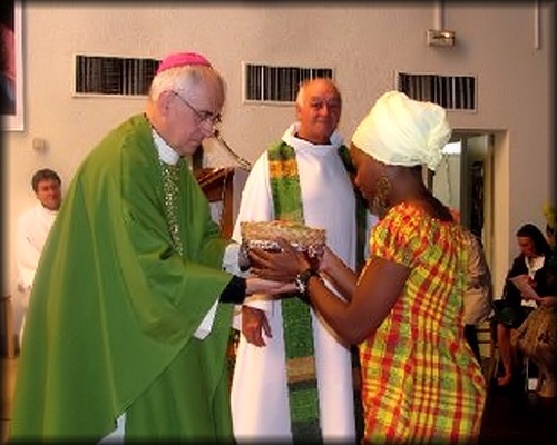 73 Remise du pain benit