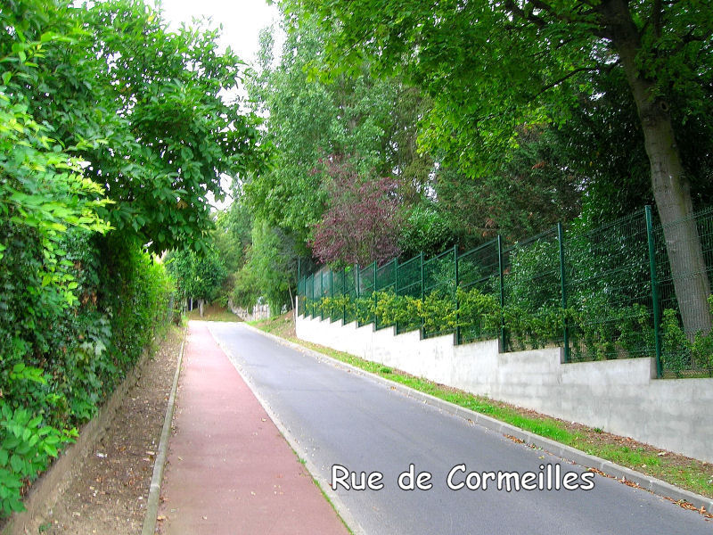 22 La rue de Cormeilles vue den bas